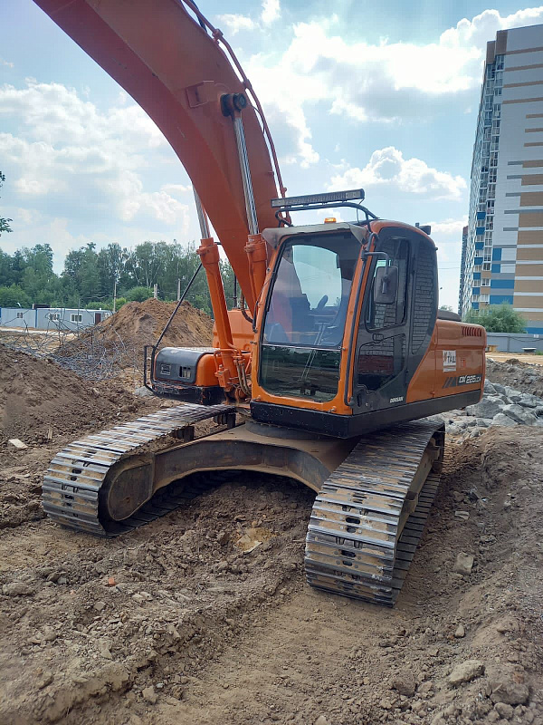 Гусеничный экскаватор Дуссан 225
